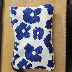 Macup plus flower bag for easy storage.